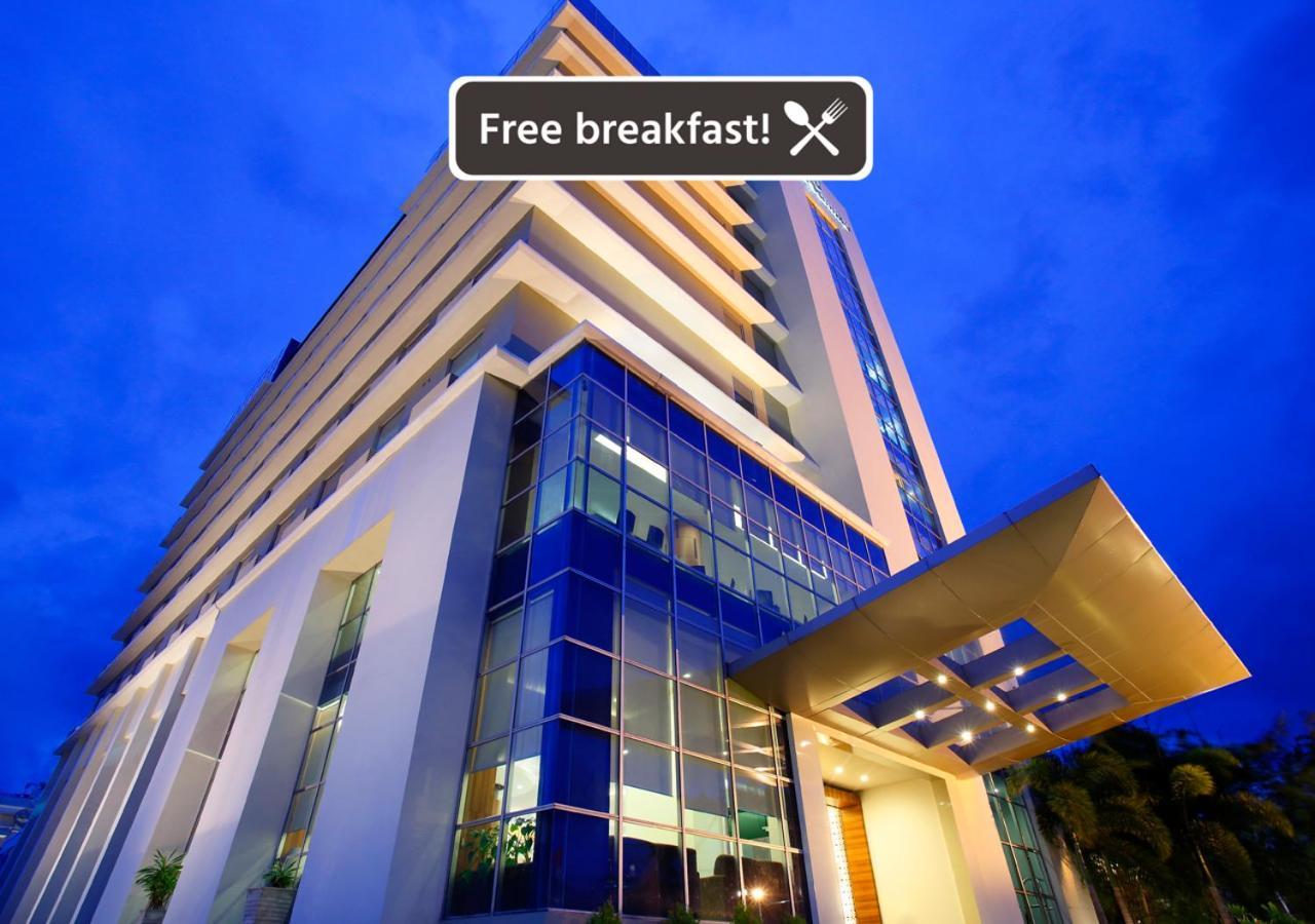 Hotel Santika Macasar Exterior foto